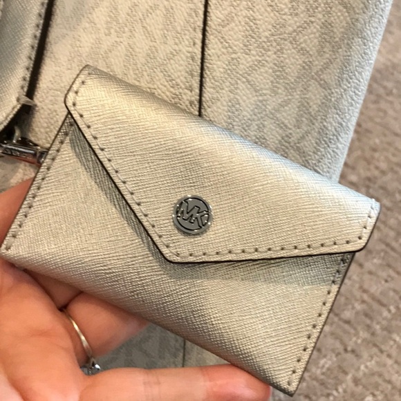 Michael Kors Vincent Large Tote w/ Pouch - Picture 5 of 7